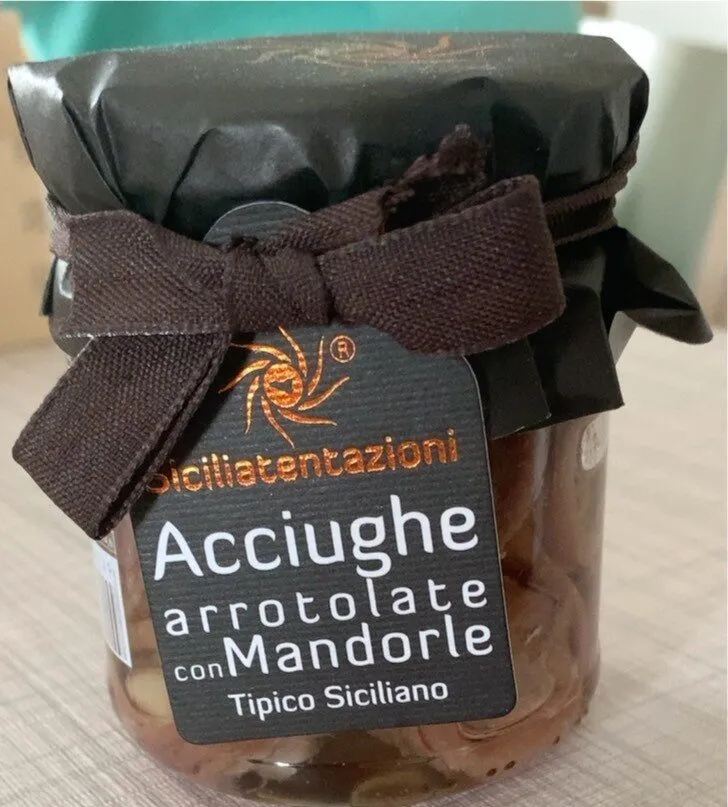 Acciughe arrotolate con mandorle