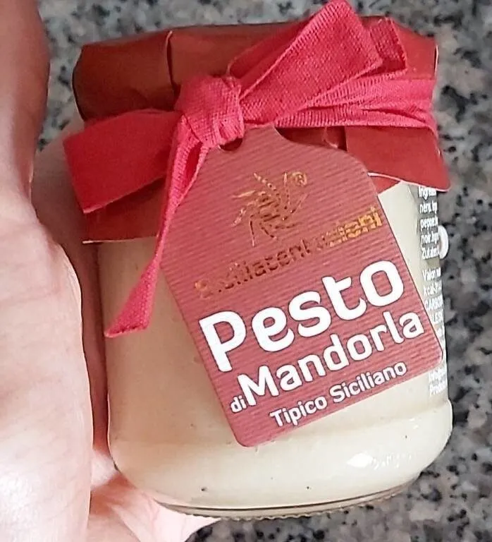 Pesto di mandorla tipico siciliano