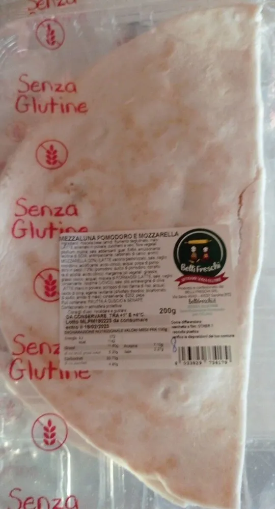 Mezzaluna pomodoro e mozzarella