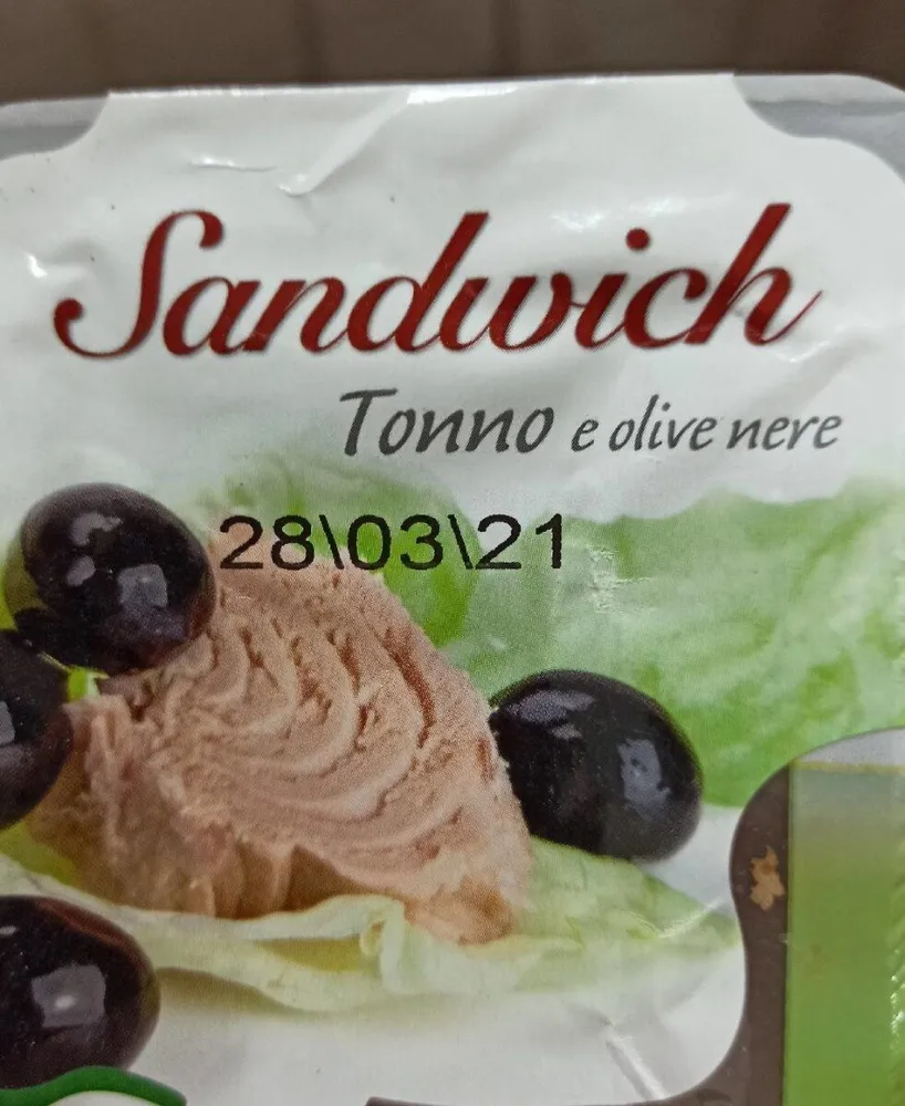 Sandwich tonno e olive nere