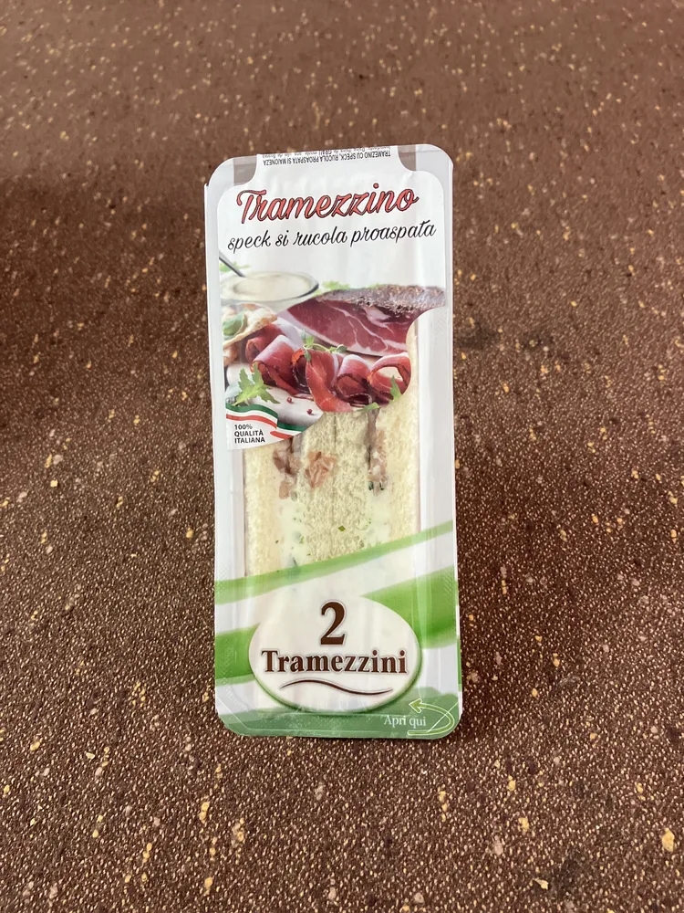 Tramezino cu speck, rucola proaspătă și maioneză