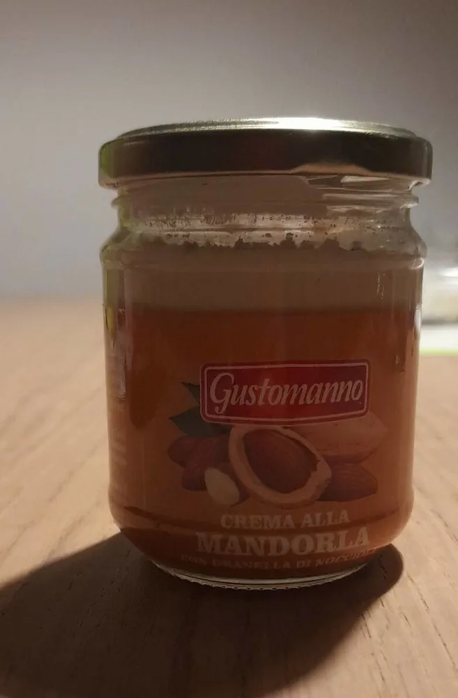 Crema alla mandorla con granella di nocciole