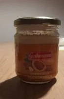 Crema alla mandorla con granella di nocciole