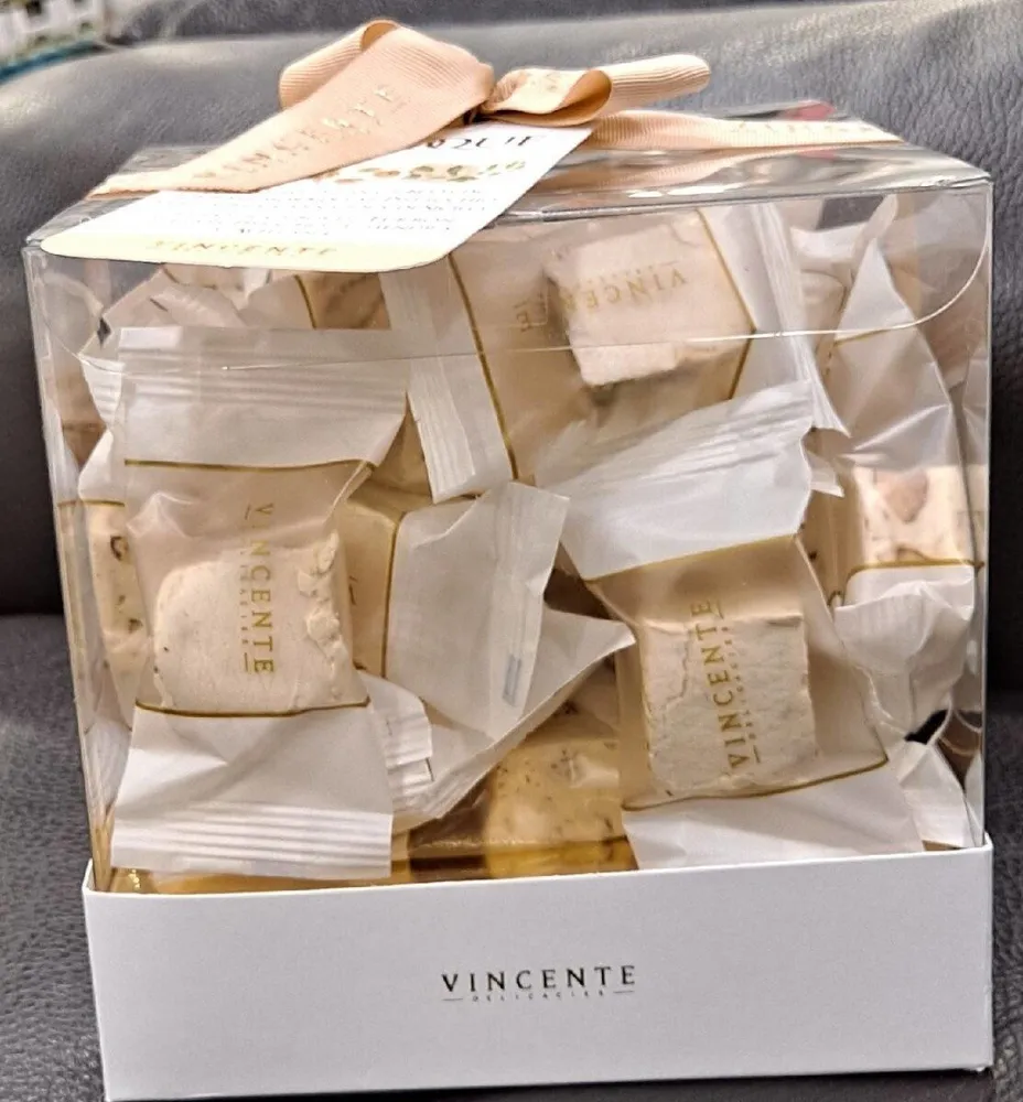 Cubos de turrón suave con pistachos