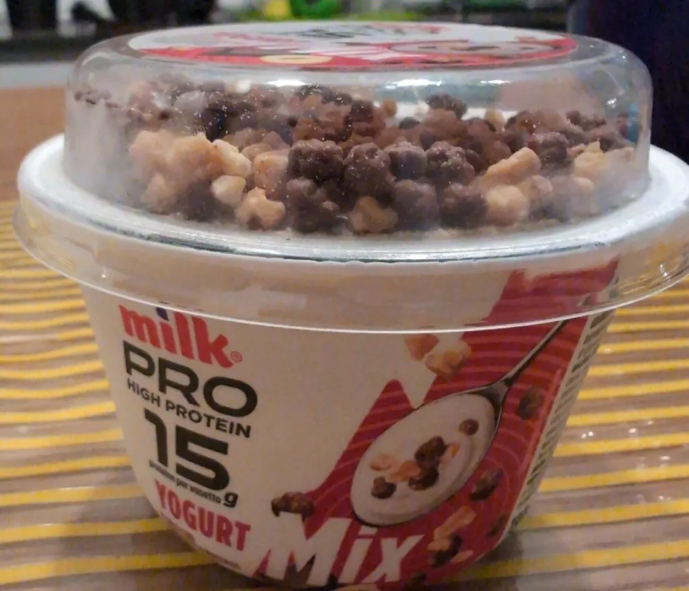 Yogurt Bianco Con Cioccolato E Nocciole