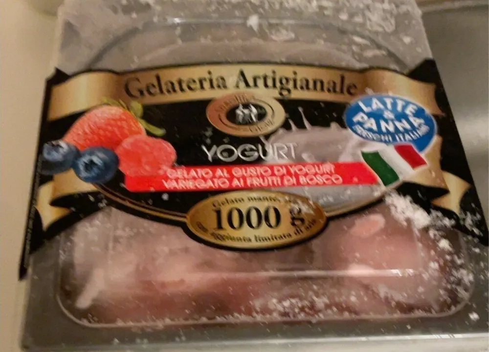 Gelato al gusto yogurt variegato ai frutti di bosco