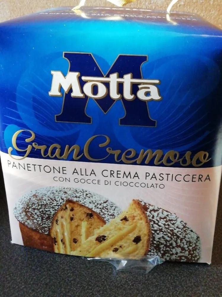 Panettone con crema pasticcera con gocce di cioccolato