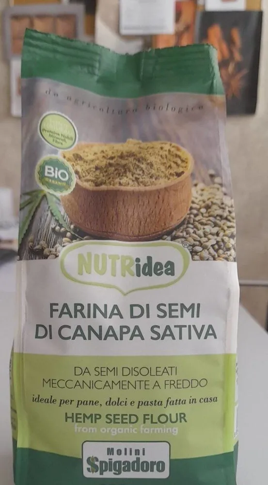 Farina di semi di canapa sativa