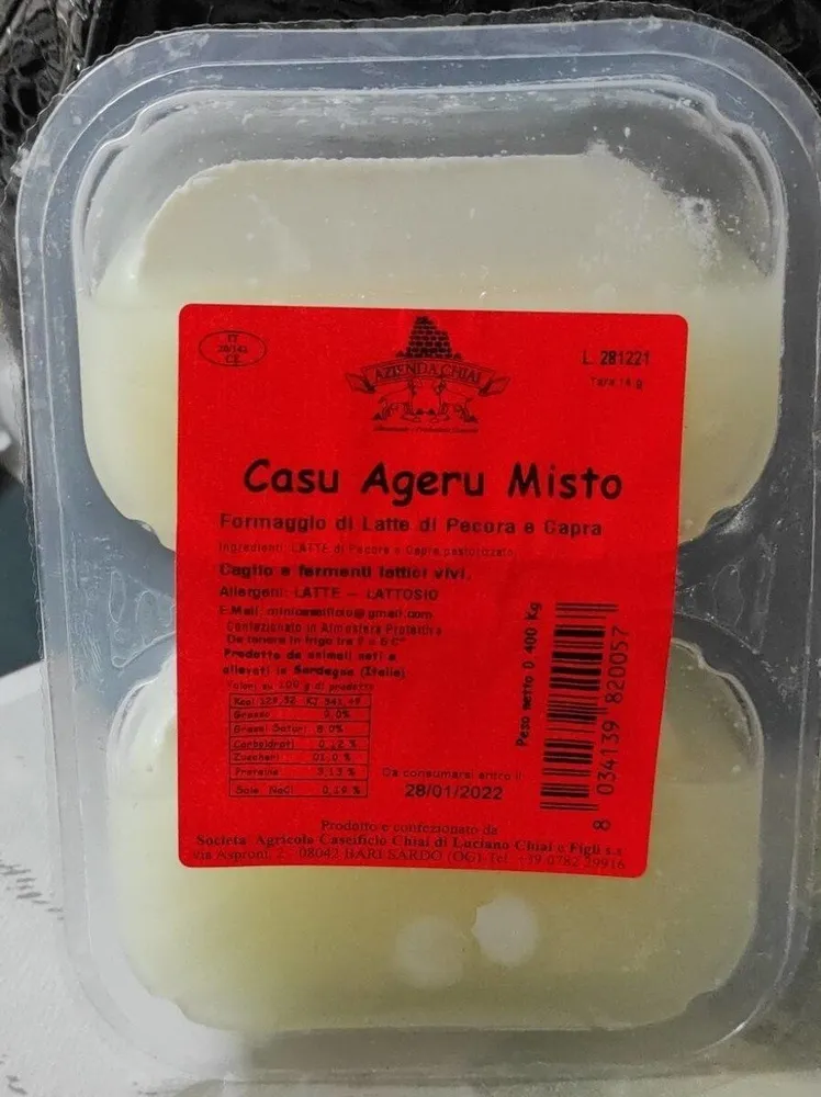 Casu ageru misto formaggio di latte di pecora e capra