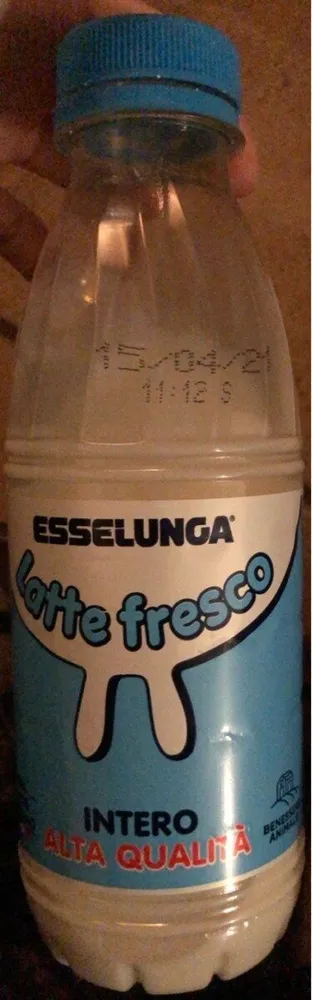 Latte fresco intero alta qualità