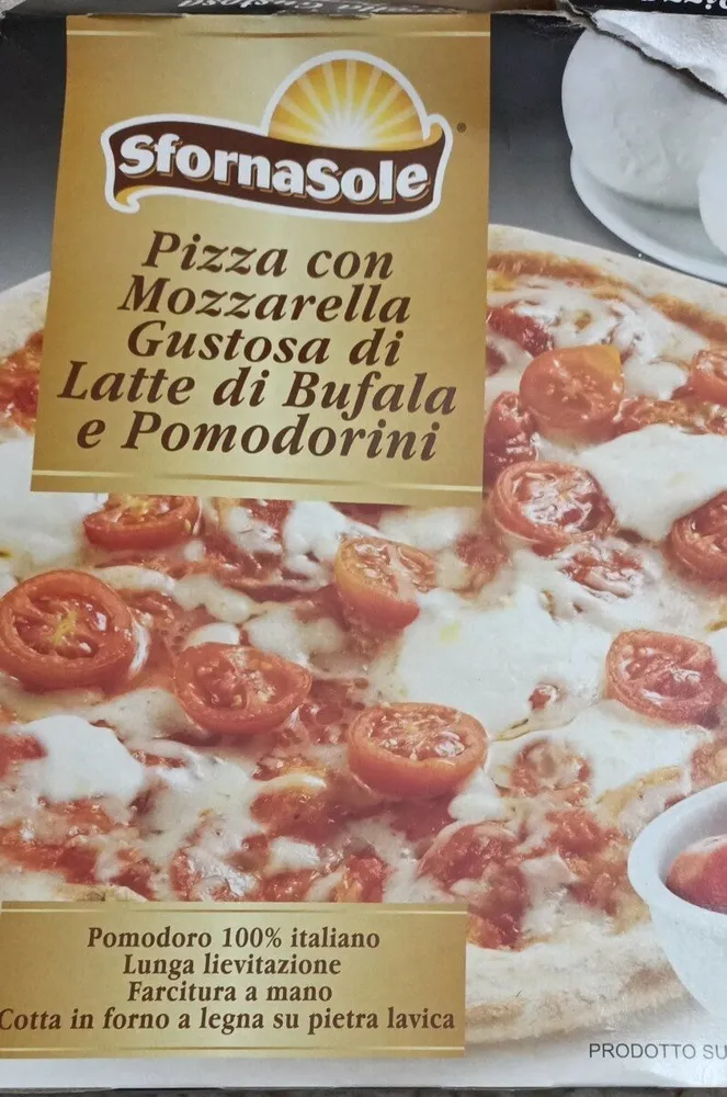 Pizza con mozzarella di bufala e pomodorini