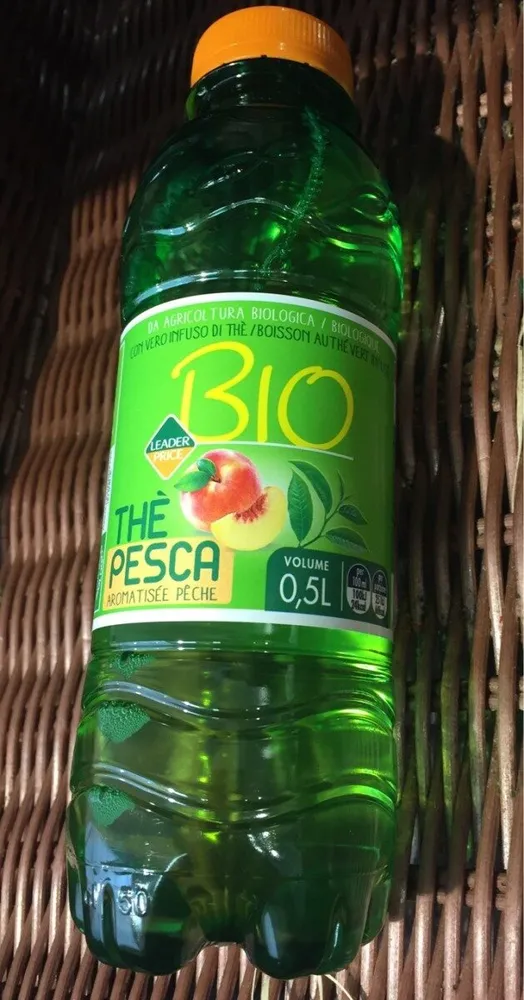 Boisson au thé vert infusé pêche