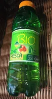 Boisson au thé vert infusé pêche