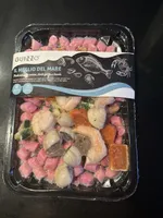 Rote Gnocchi mit Garnelen und Venusmuscheln