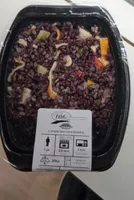 Riso venere con ortaggi e surimi di granchio per