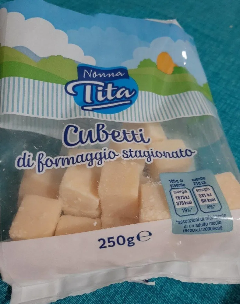 Cubetti di formaggio stagionato