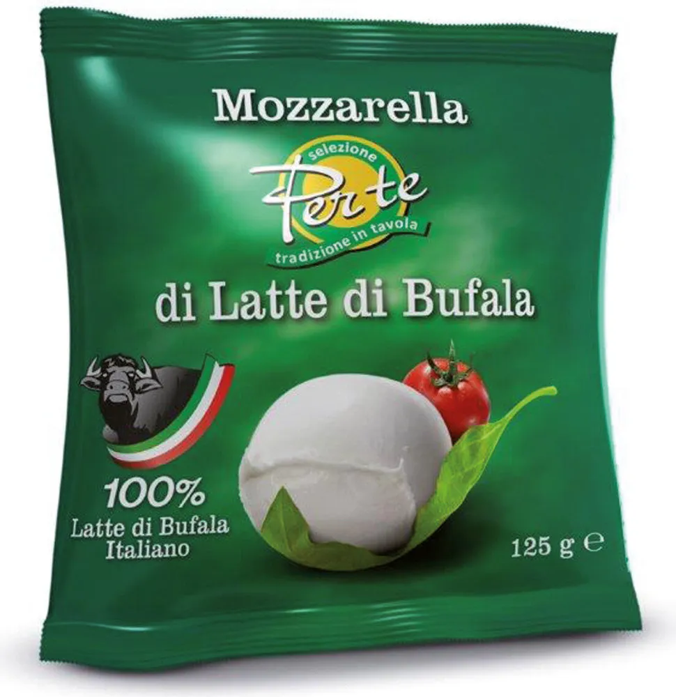 Mozzarella di latte di bufala tradizione in tavola