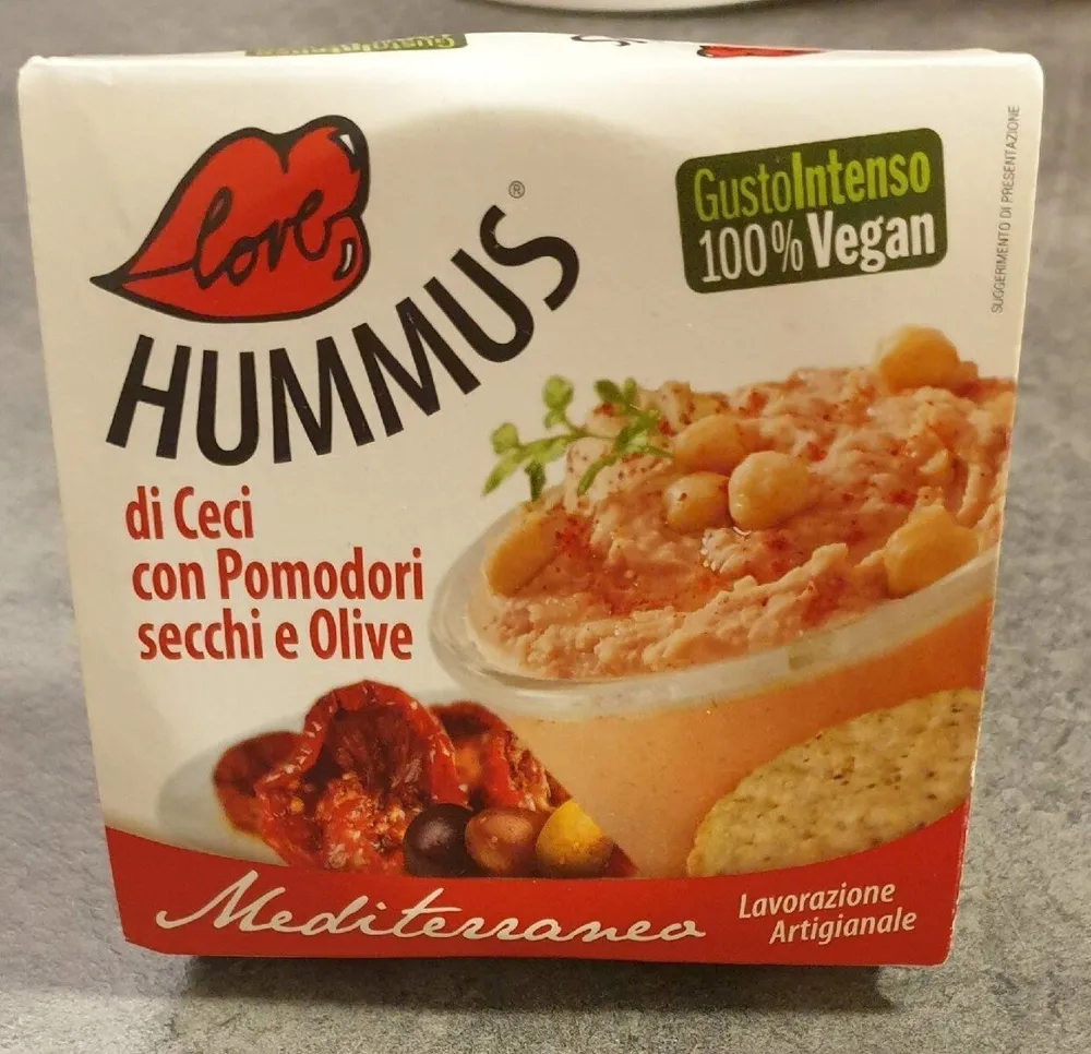 Hummus di ceci con pomodori secchi e olive