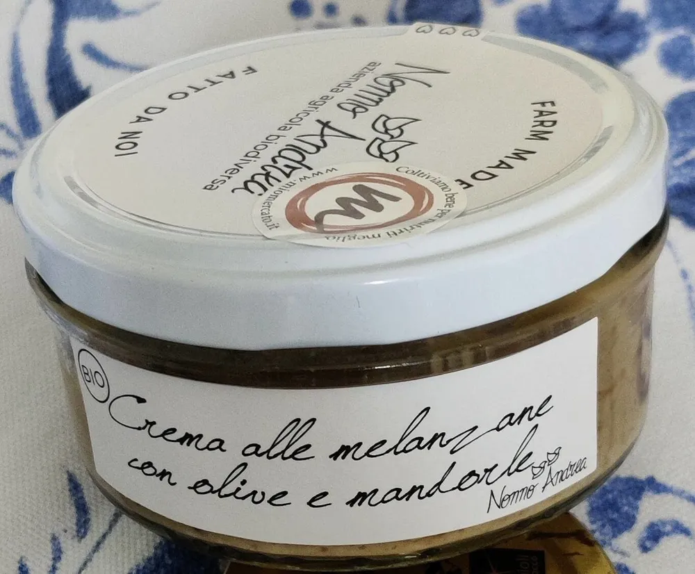 Crema alle melanzane con olive e mandorle
