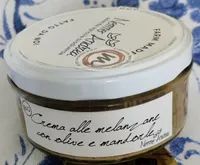 Crema alle melanzane con olive e mandorle