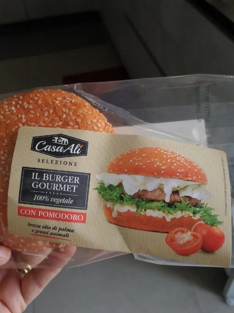 Il burger gourmet con pomodoro