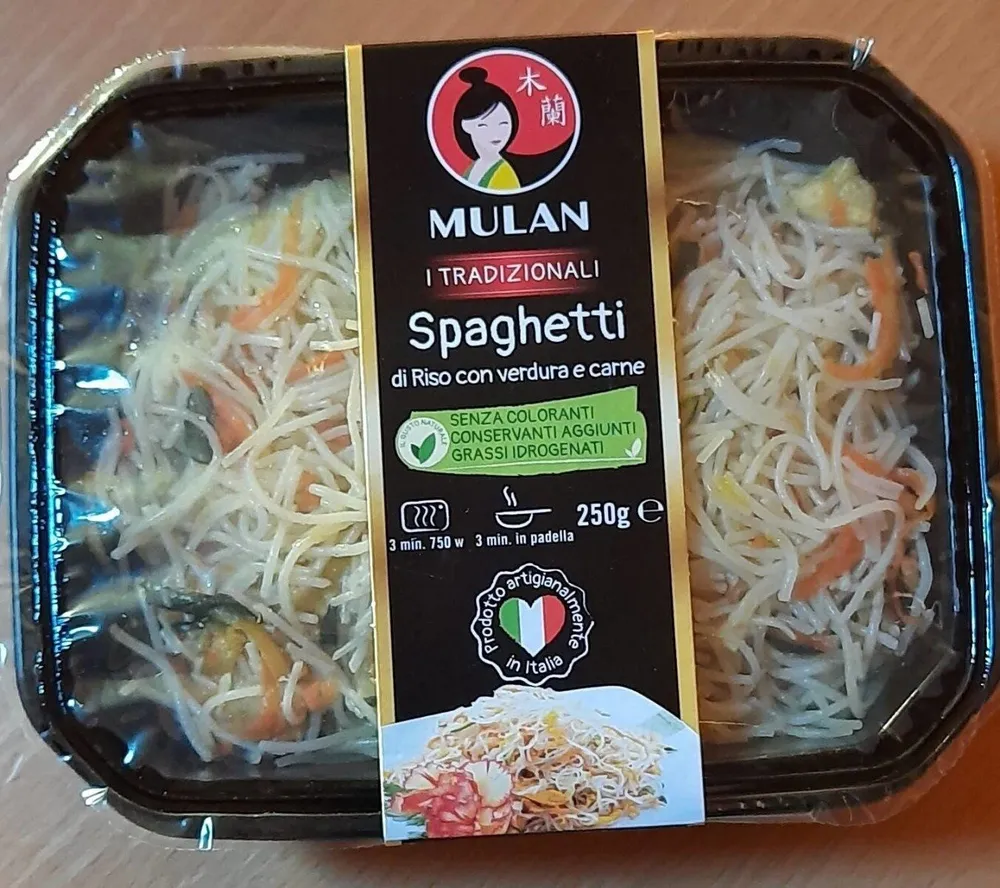 Spaghetti di riso con verdure e carne