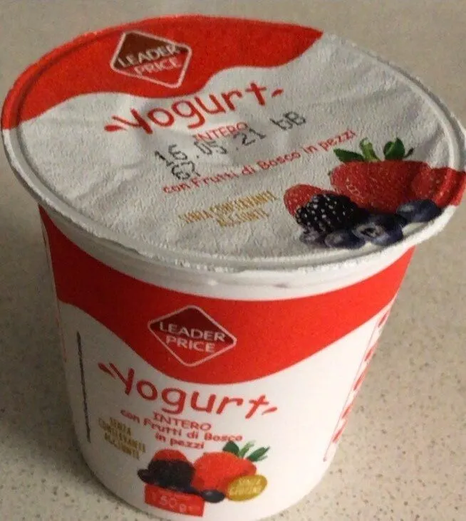 yogurt intero con frutti di bosco in pezzi