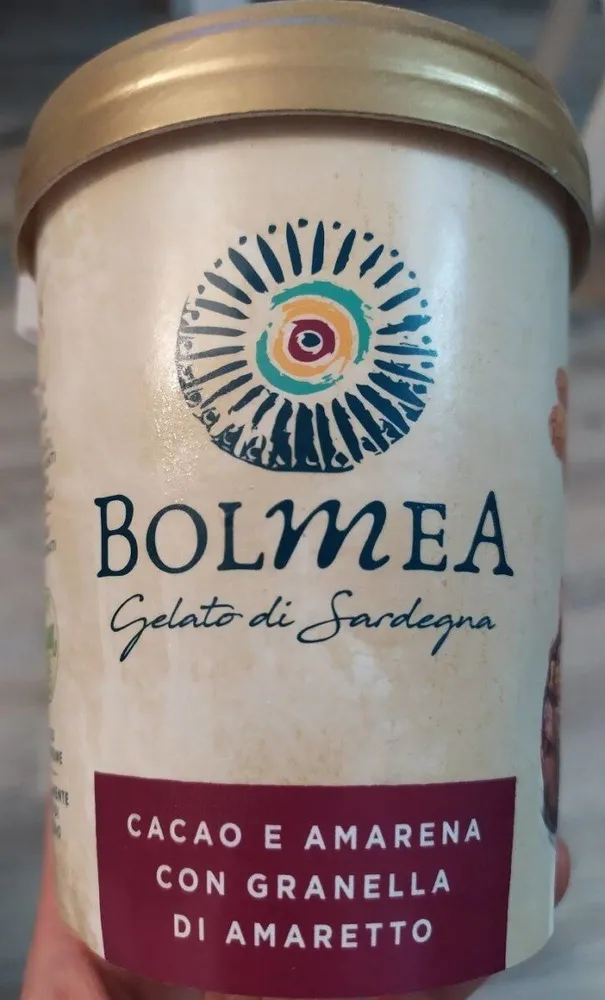 Gelato cacao e amarena con mandorle