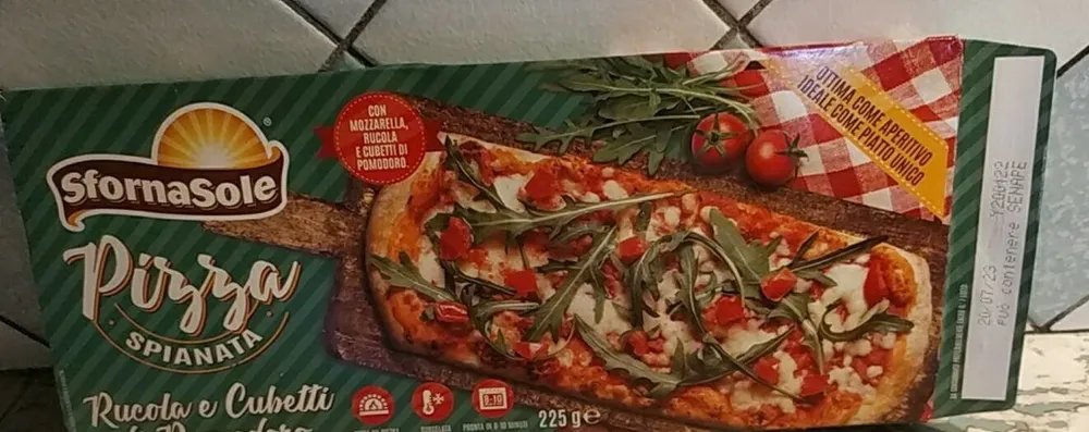Pizza spianata rucola e cubetti di pomodoro