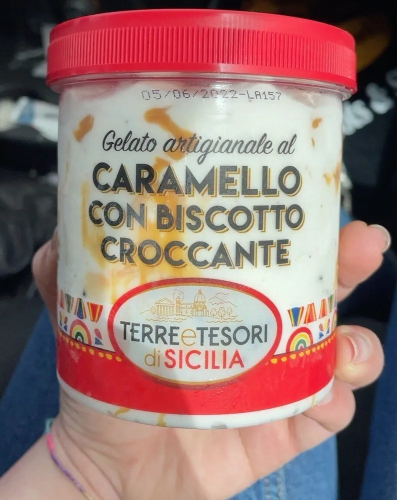 Gelato artigianale al caramello con biscotto croccante