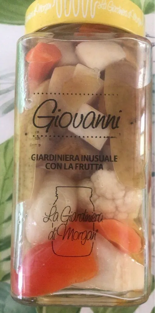 Giovanni guardiniera inusuale con la frutta