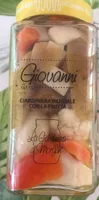 Giovanni guardiniera inusuale con la frutta
