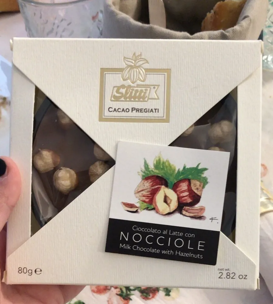 Cioccolato al latte con nocciole