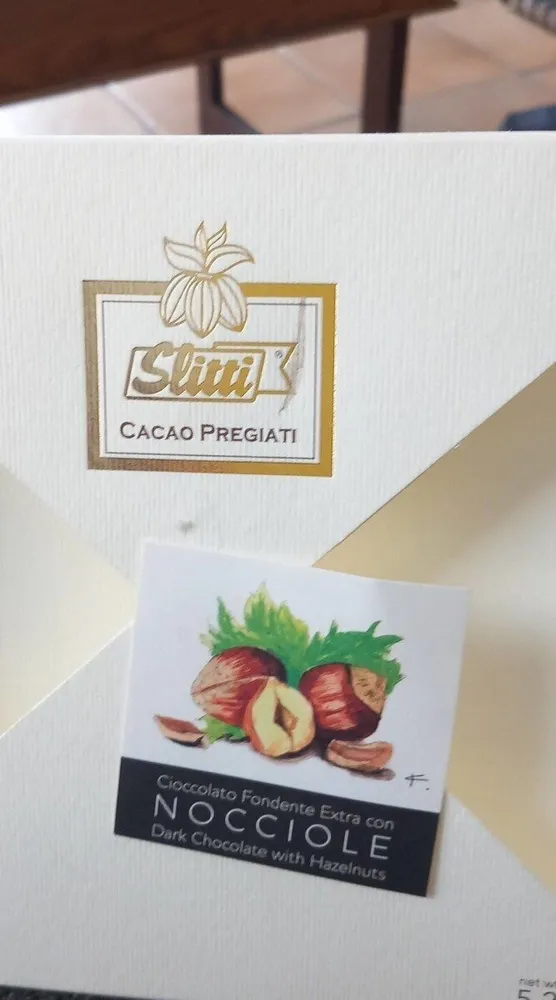 Cioccolato fondente con nocciole