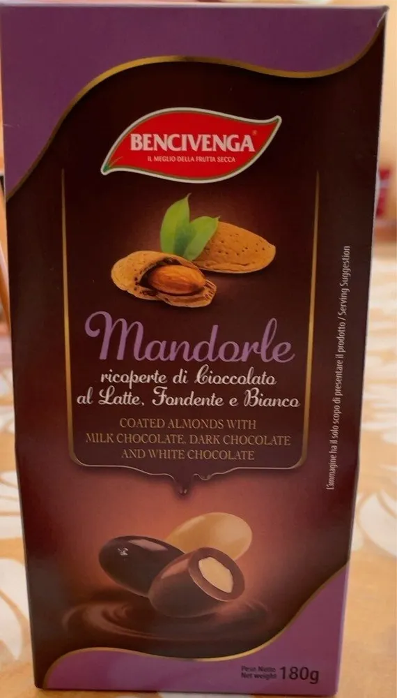 Mandorle ricoperte di cioccolato al latte, fondente e bianco