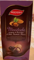 Mandorle ricoperte di cioccolato al latte, fondente e bianco
