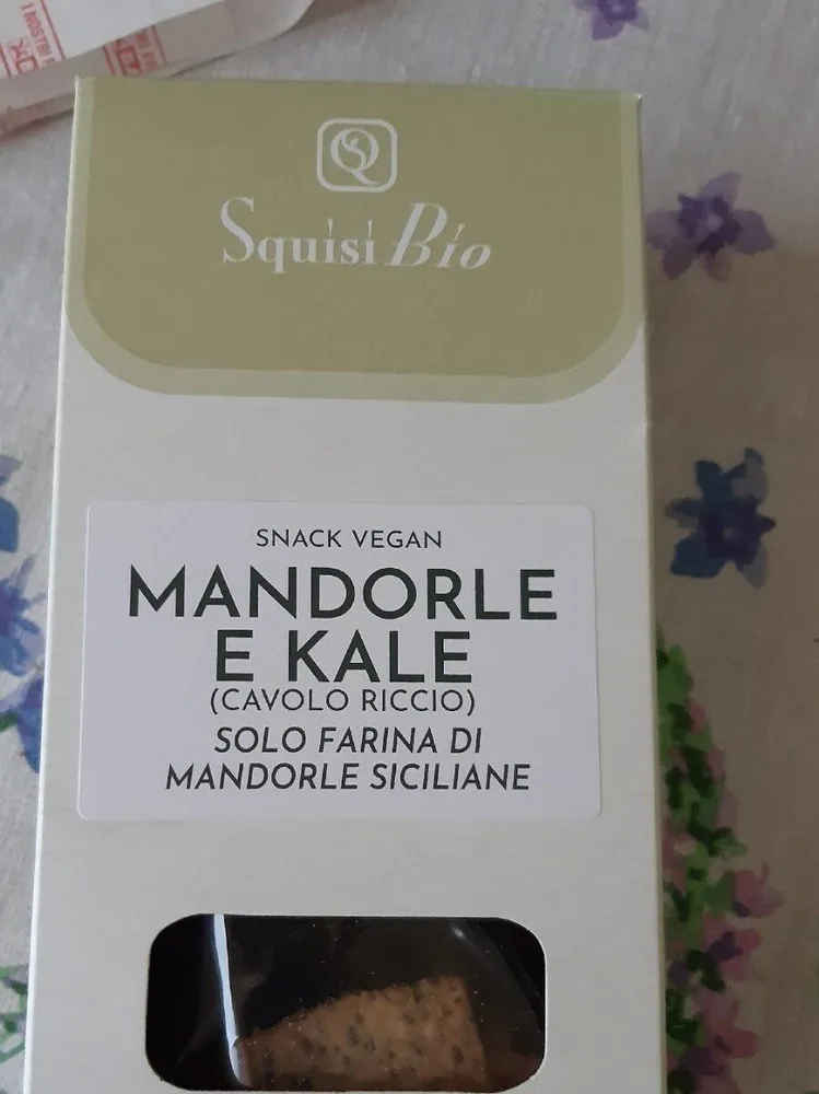 Mandorle e Kale. Snack vegan