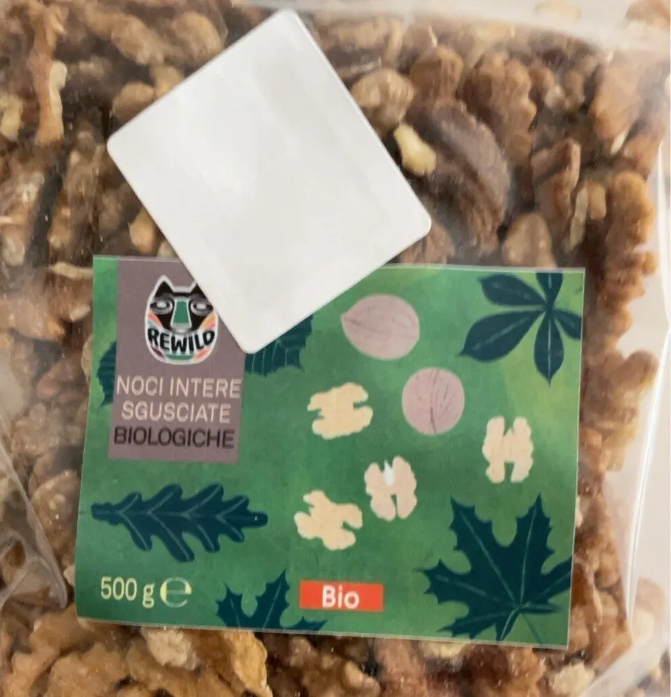Noci intere sgusciate biologiche