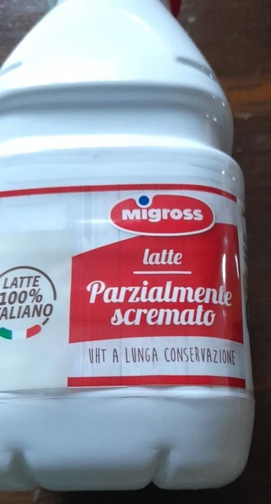 Latte parzialmente screnato