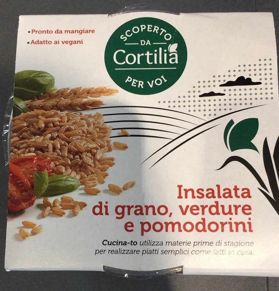 Insalata di grano verdure e pomodorini