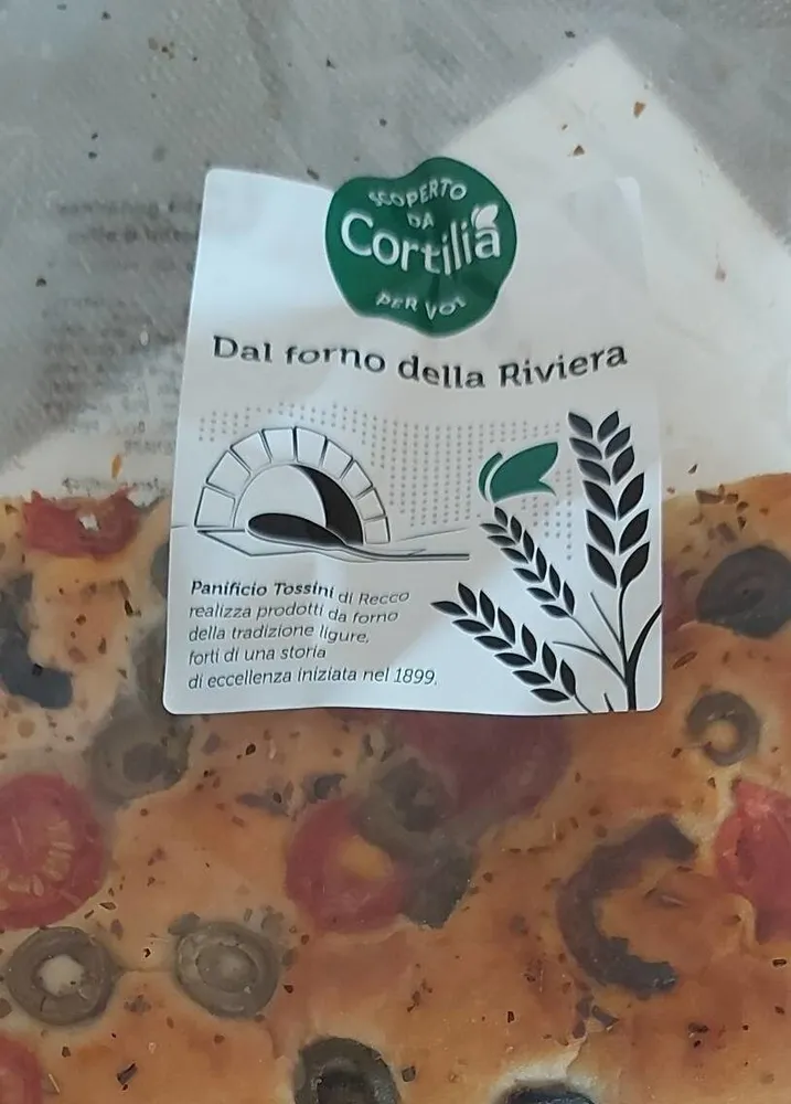 Focaccia alla genovese con pomodorini e olive