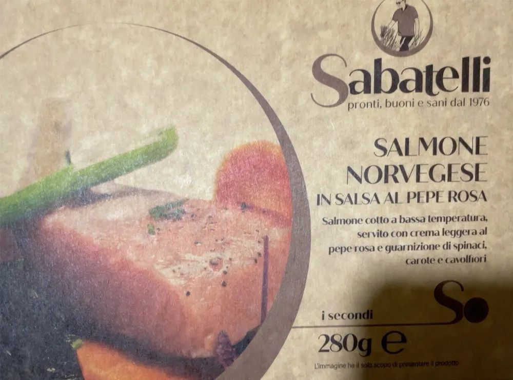 Salmone norvegese in salsa al pepe rosa