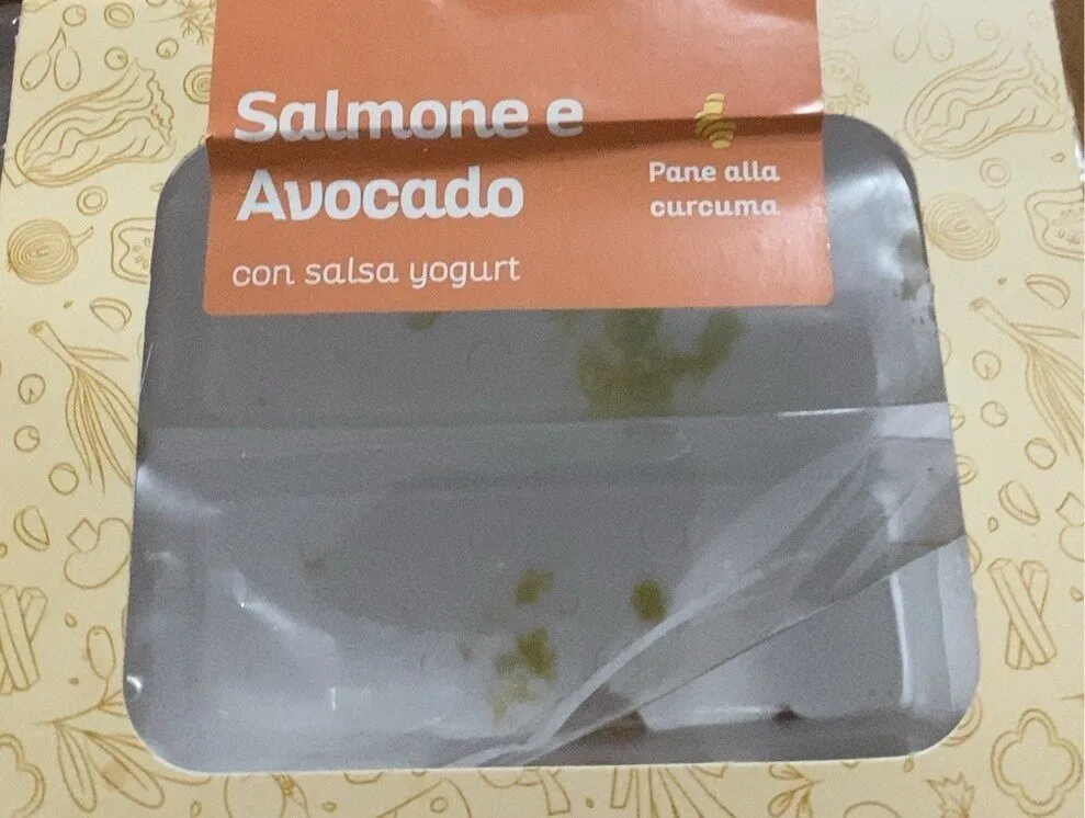 Salmone e avocado con salsa yogurt