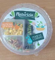 Insalata mista ricca con noci mais e pomodoro