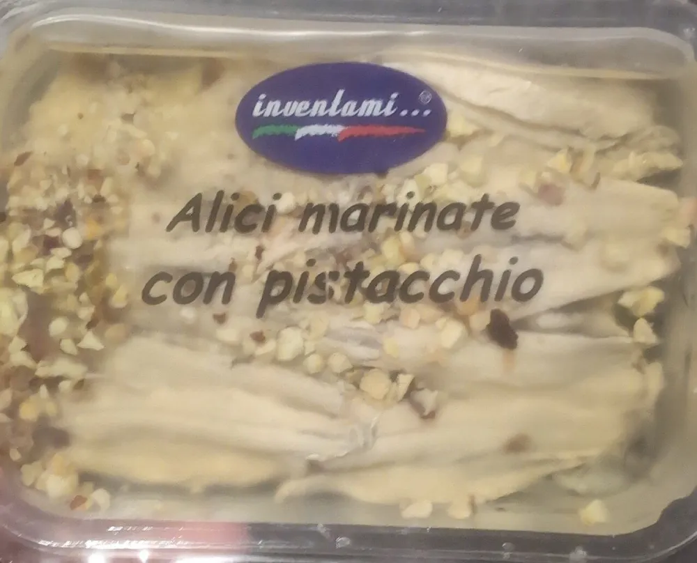 Filetti di alici marinate con pistacchio