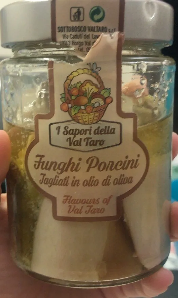 Funghi porcini tagliati in olio di oliva