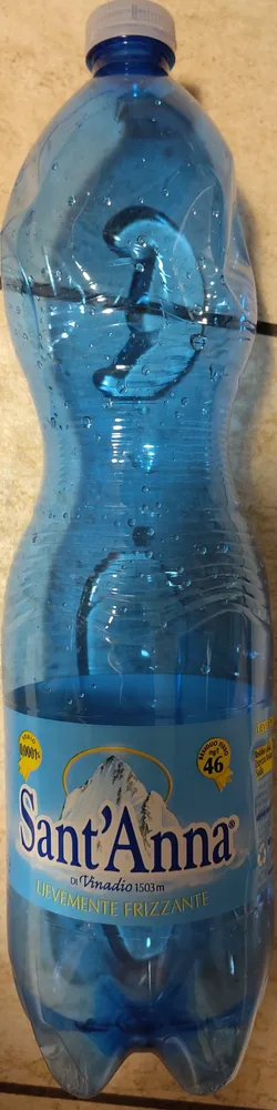 Acqua minerale naturale lievemente frizzante