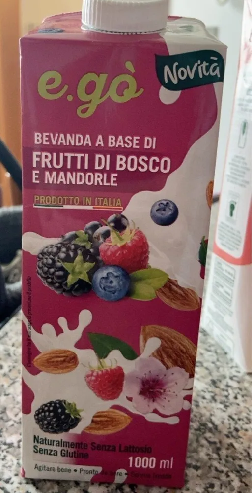 Bevanda a base di frutti di bosco e mandorle