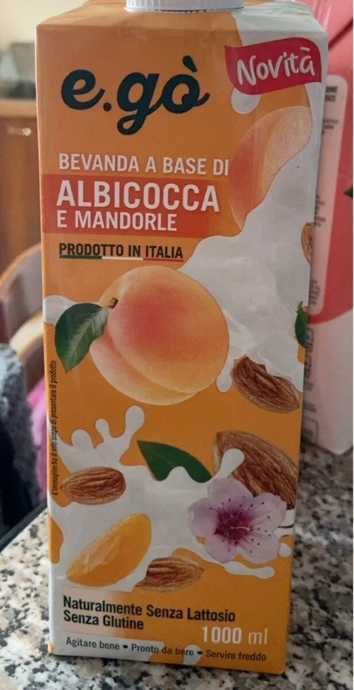 Bevanda a base di albicocca e mandorle