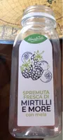 Spremuta fresca di mirtilli e more con mela